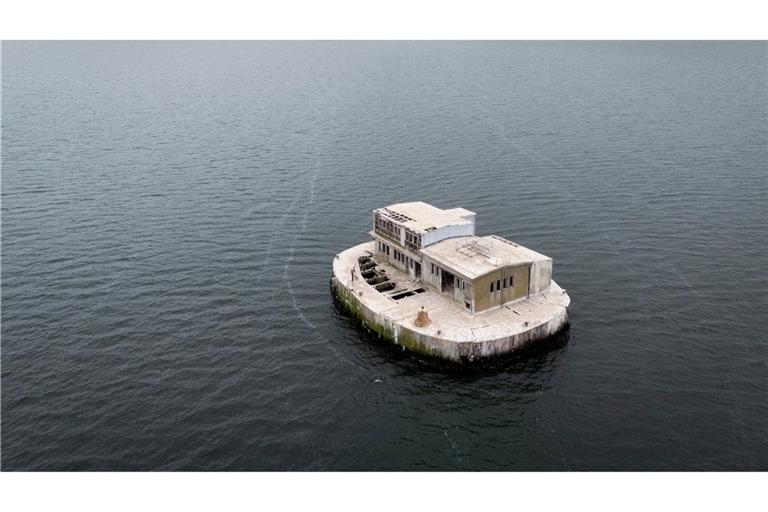 Die künstliche Insel steht im Greifswalder Bodden, südöstlich der Insel Rügen.