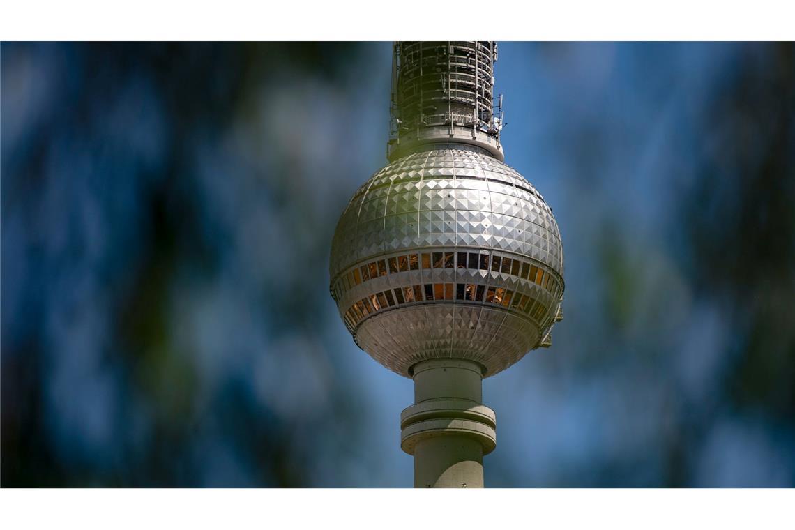 Einkehr mit Aussicht in deutschen Metropolen Die Kugel des Berliner Fernsehturms glänzt in der Sonne. (Archivbild)