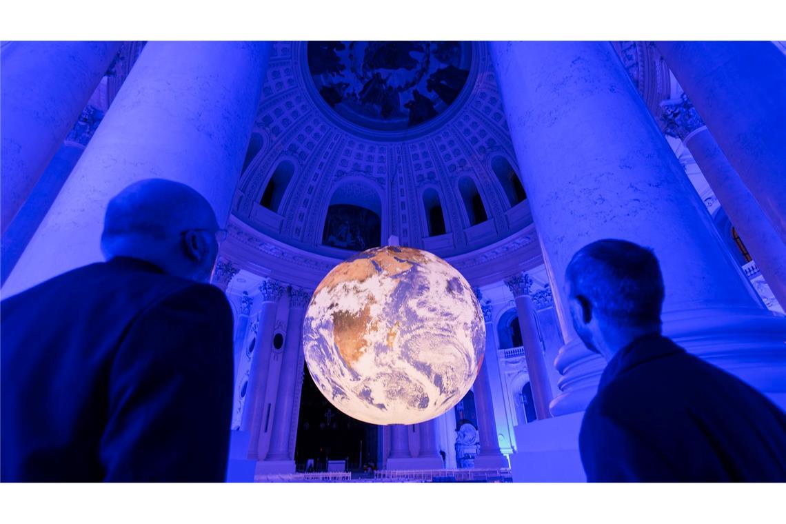 Bilder des Tages Die Kunstinstallation Gaia hängt im Dom von St. Blasien.