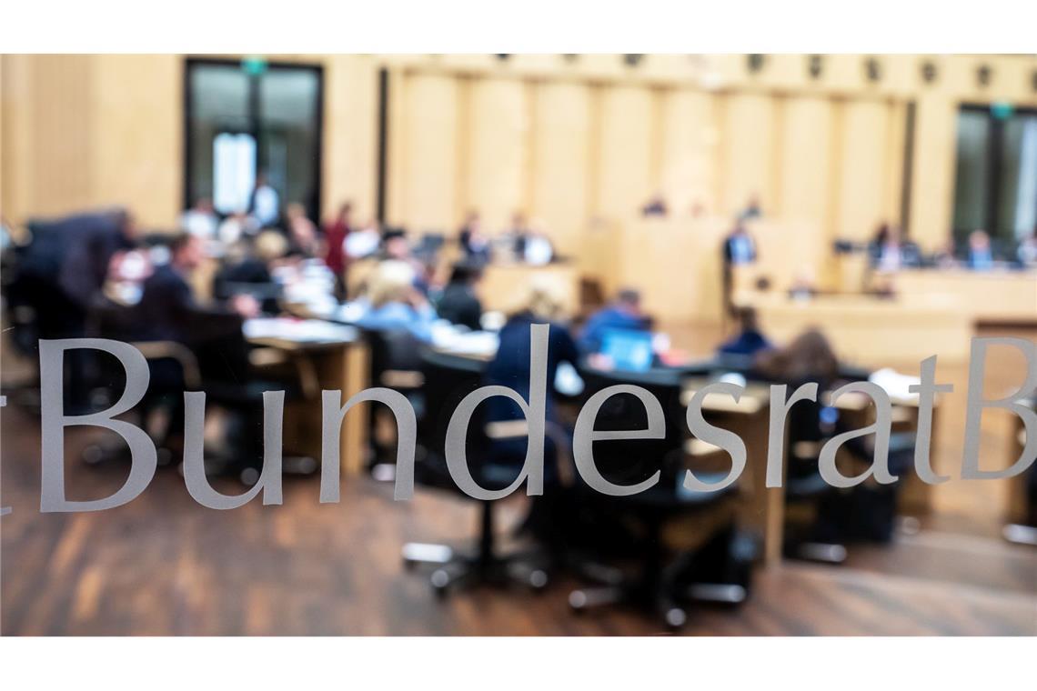 Rauchverbot und Milliarden - Was die Länder wollen Die Länder fordern in mehreren Initiativen neue Regeln etwa zum Jugendschutz.