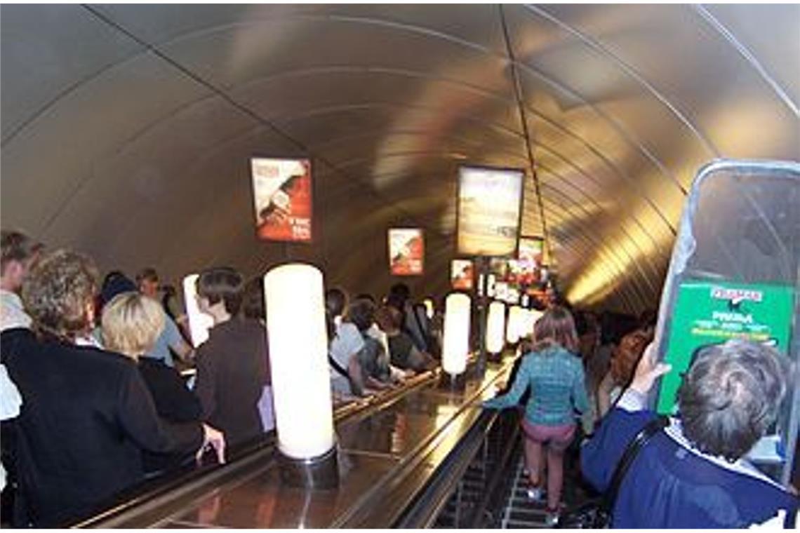 Donald Trumps Wutrede und der Aufstieg der Rolltreppe Die längste Rolltreppe der Welt fährt in der St. Petersburger U-Bahn. Die 2011 eröffnete, an der Linie 5 liegende Metro-Station Admiralteiskaja liegt in 86 Meter Tiefe. Die vier Rolltreppen, die die Oberfläche mit dem Bahnsteigniveau verbinden, gelten mit jeweils 137 Meter Länge als die längsten ununterbrochen verlaufenden Rolltreppen weltweit. Eine Fahrt dauert drei Minuten.