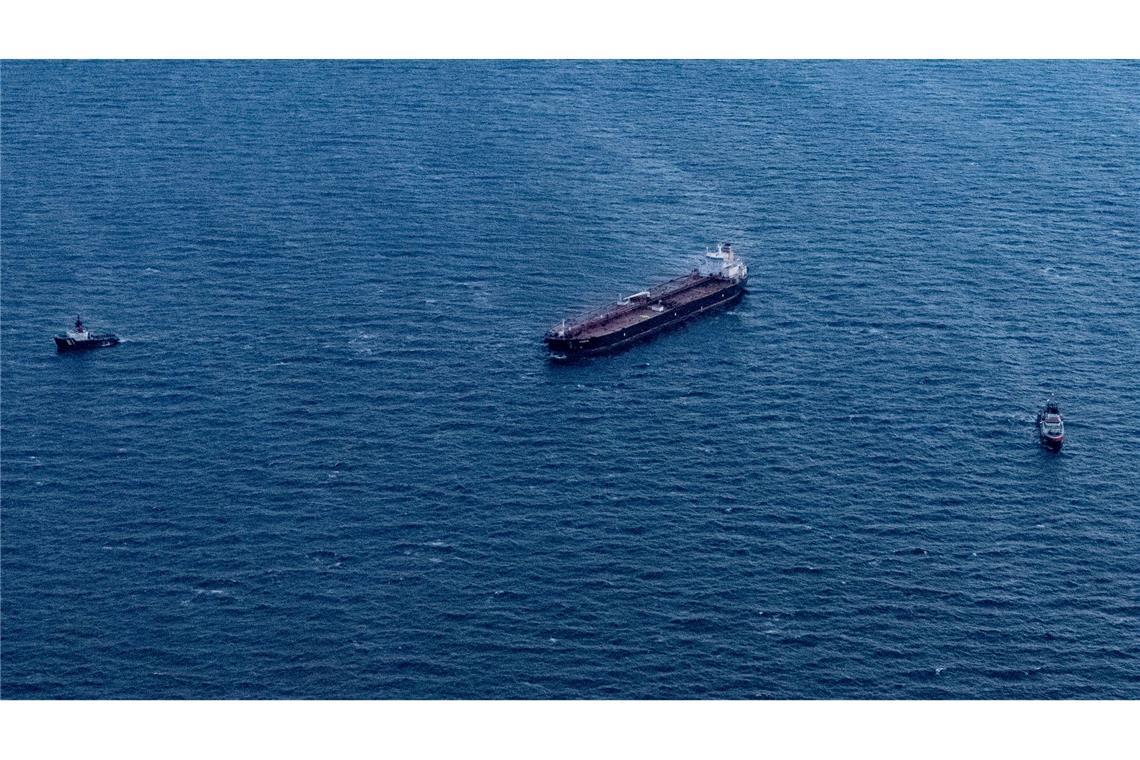 Sturm: Drei Schiffe sichern havarierten Öltanker "Eventin" Die Lage am havarierten Öltanker "Eventin" wird komplizierter - Grund ist ein Sturm über der Ostsee. Zusätzliche Schiffe und ein Spezialistenteam wurden zu dem Tanker geschickt.