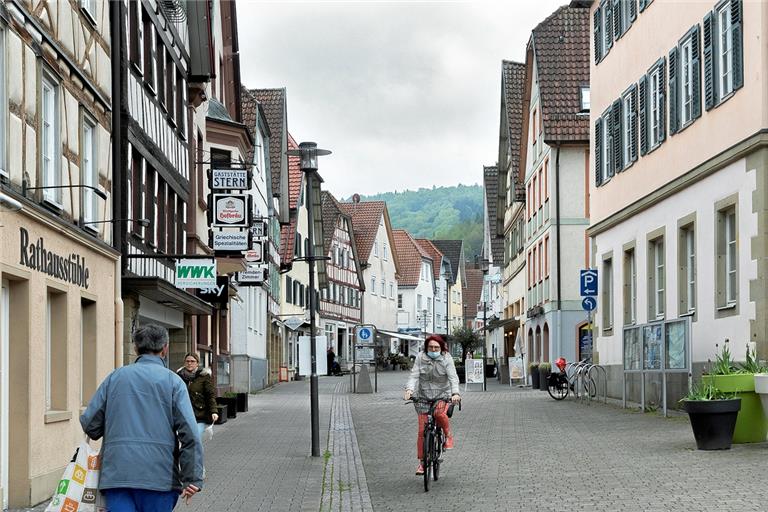 Die Lage der Innenstadthändler, Dienstleister und Gastronomen war schon vor Corona nicht einfach, nun hat sie sich noch deutlich zugespitzt. Die Stadt legt ein Bündel an flankierenden Maßnahmen auf, um in der Zeit von langsamen Öffnungen zu helfen – aber auch längerfristig. Fotos: J. Fiedler