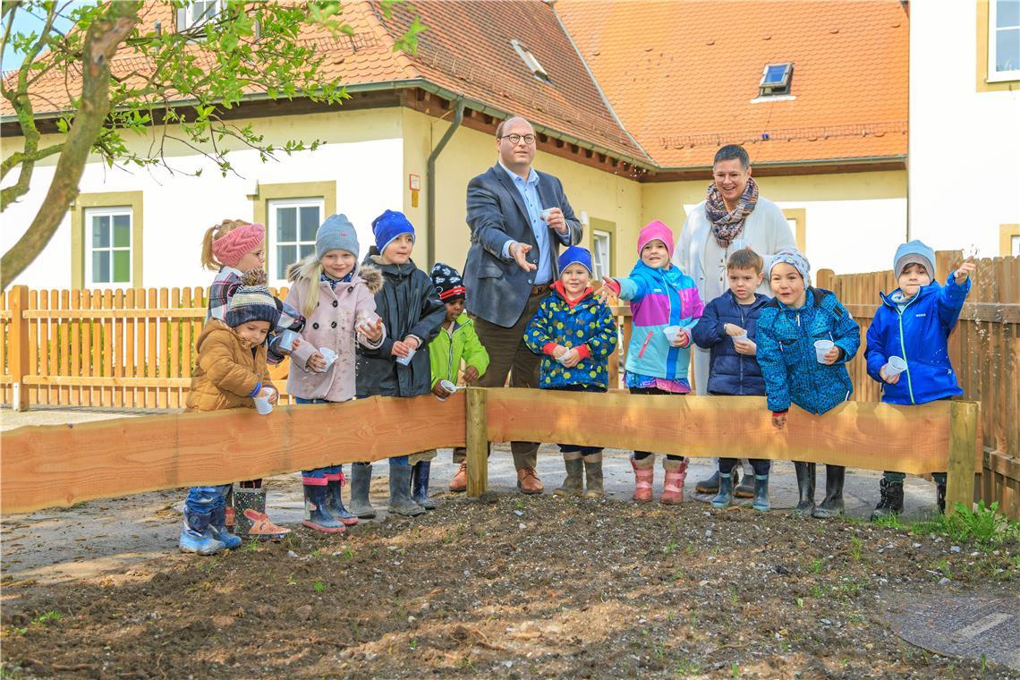 Die Lage sei wieder entspannter, sagt Bürgermeister Armin Mößner. Auf dem Foto ist er mit Kindern und einer Erzieherin des Stadthallenkindergartens zu sehen. Archivfoto: Stefan Bossow