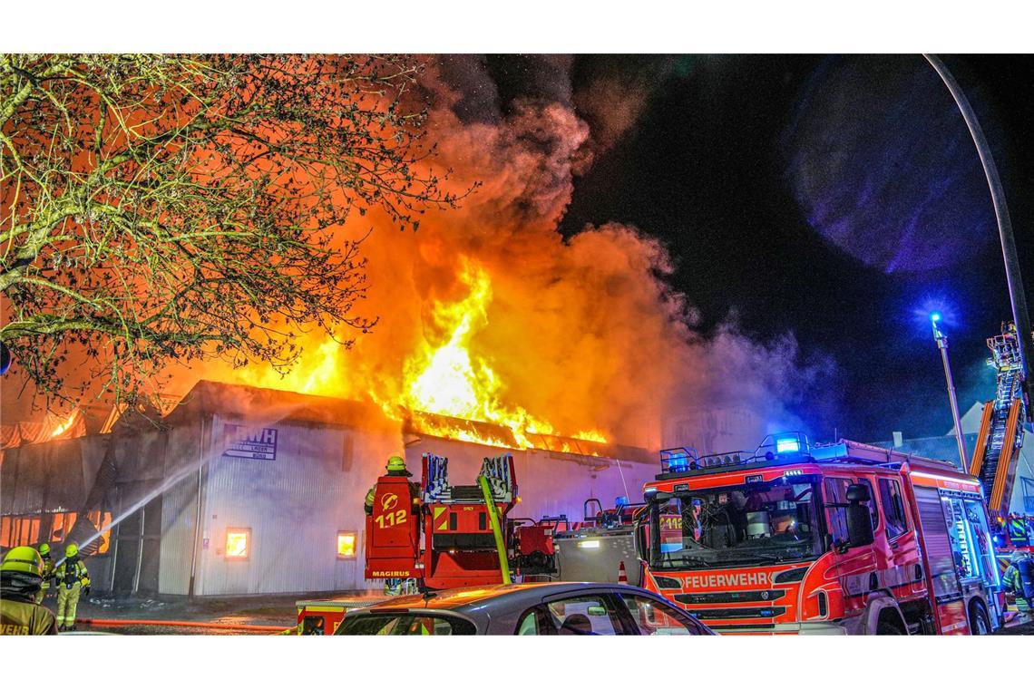 Die Lagerhalle war am Ostersonntag in Vollbrand geraten.