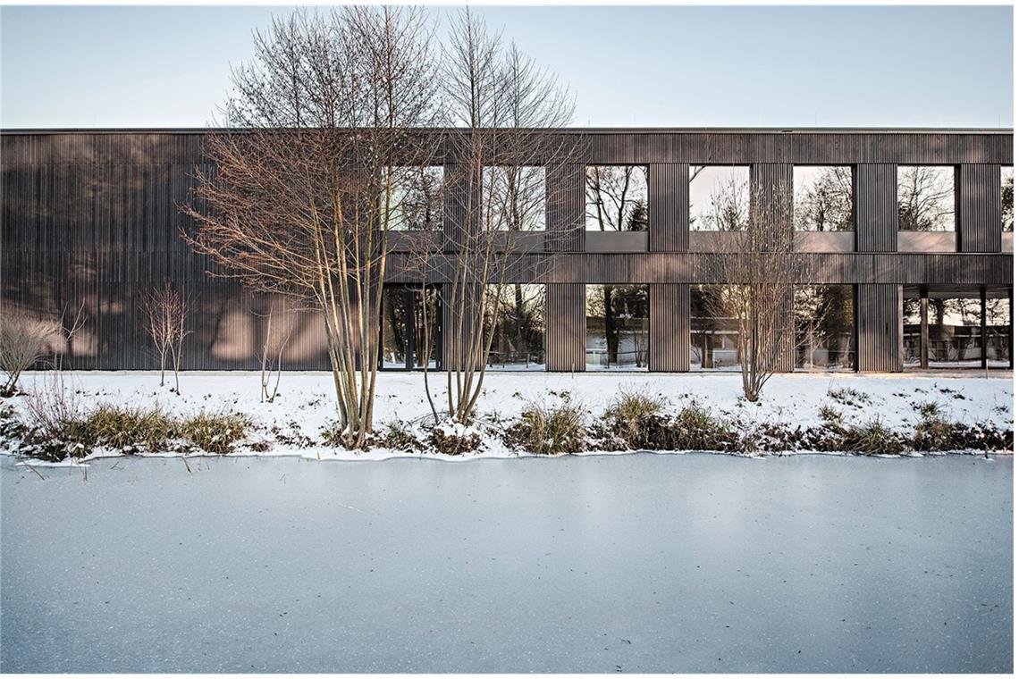 So sehen die besten Häuser in Stuttgart und im Land aus Die Landesanstalt für Bienenkunde der Universität Hohenheim von Lanz Schwager Architekten hat die Stuttgarter Jury ebenfalls überzeugt. Besonders innovativ ist die Konzeption eines Laborgebäudes als Holz-Hybridbau. Die Decken wurden dabei als Holz-Stahlbeton-Verbunddecken ausgebildet.