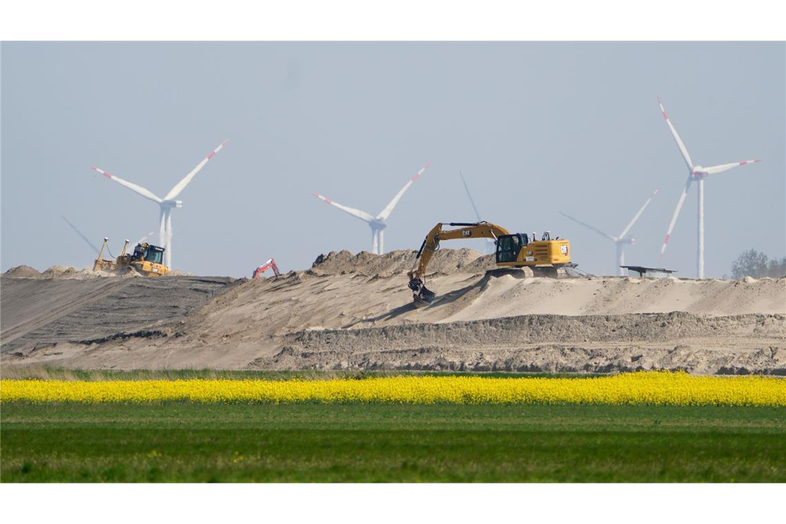 Die Landesschutzdeiche in Schleswig-Holstein werden zu sogenannten Klimadeichen ausgebaut. (Archivbild)