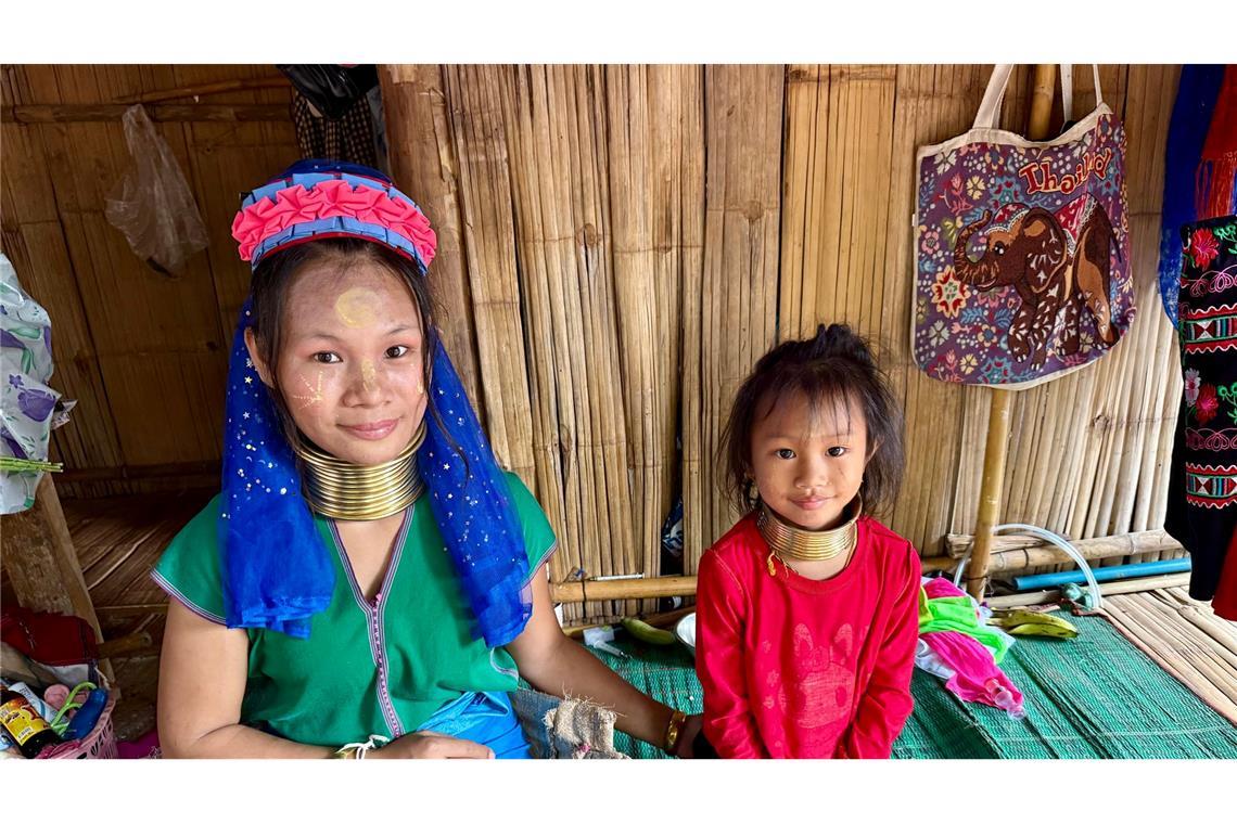 Bei den Langhalsfrauen von Chiang Rai: Kultur oder Kommerz? Die Langshalsfrauen und ihre Kinder sind daran gewöhnt, für Touristenfotos in die Kameras zu lächeln.