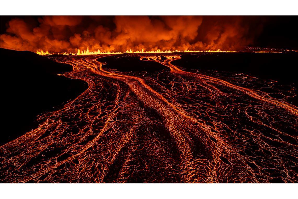 "Natur ist unberechenbar" - Neuer Vulkanausbruch auf Island Die Lava bahnt sich ihren Weg.