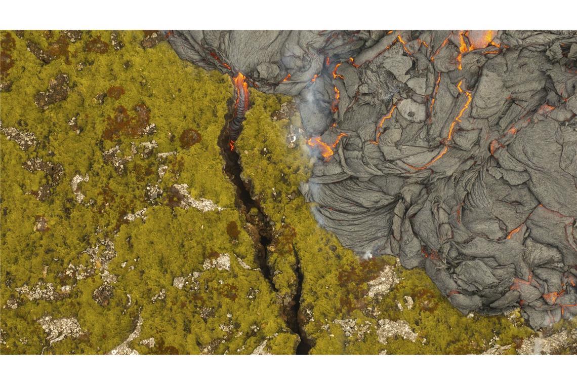 Auf Island fließt die Lava wieder in Strömen Die Lavamassen fressen sich ihren Weg durch die Landschaft und sind zum Teil schon erstarrt.
