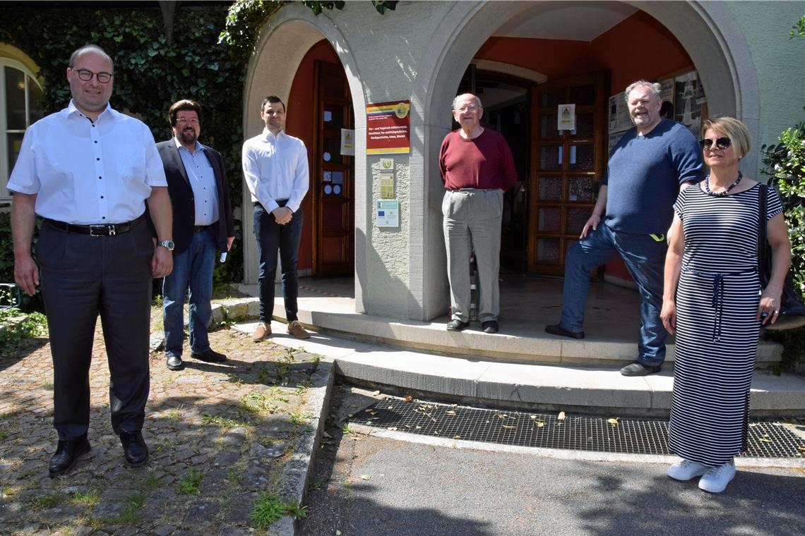 Vom Dachfirst bis zur Kellertür erneuert Die Leader-Plakette zeugt davon, dass Sanierung und Umgestaltung des Carl-Schweizer-Museums mit Geldern der Europäischen Union und des Landes unterstützt wurden. Nach Abschluss der Arbeiten trafen sich zur Übergabe (von links) Bürgermeister Armin Mößner, Uwe Matti, Leader-Regionalmanager Johannes Ernst, Rolf und Christian Schweizer sowie Architektin Heiderose Gölz. Foto: E. Klaper