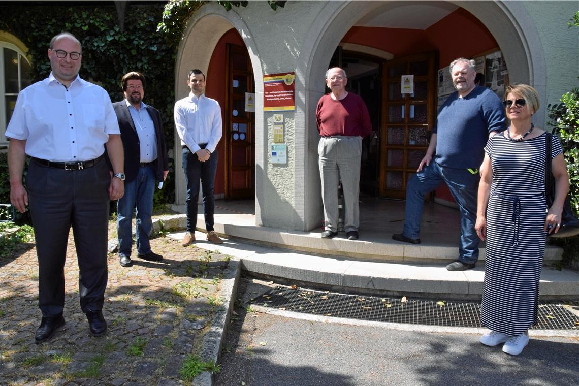 Die Leader-Plakette zeugt davon, dass Sanierung und Umgestaltung des Carl-Schweizer-Museums mit Geldern der Europäischen Union und des Landes unterstützt wurden. Nach Abschluss der Arbeiten trafen sich zur Übergabe (von links) Bürgermeister Armin Mößner, Uwe Matti, Leader-Regionalmanager Johannes Ernst, Rolf und Christian Schweizer sowie Architektin Heiderose Gölz. Foto: E. Klaper