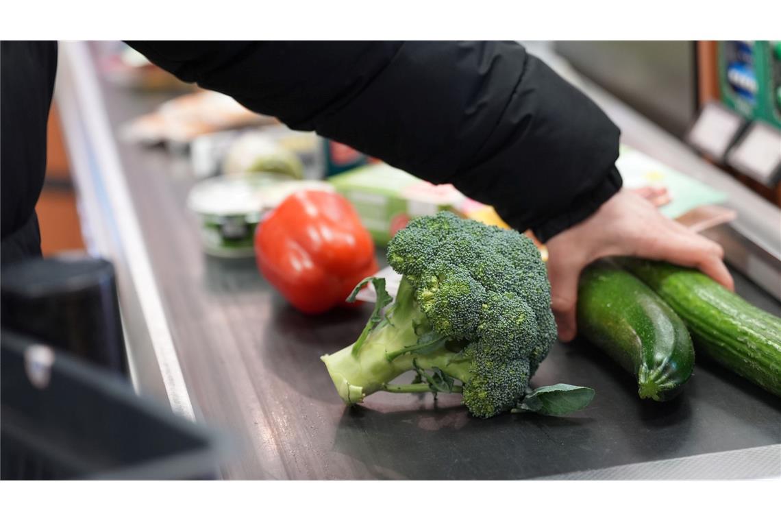 Die Lebensmittelpreise sind nicht mehr so stark gestiegen wie in den Monaten zuvor. Dennoch merken die Menschen beim Einkauf: Viele Nahrungsmittel sind teurer als noch vor einigen Jahren. (Symbolbild)