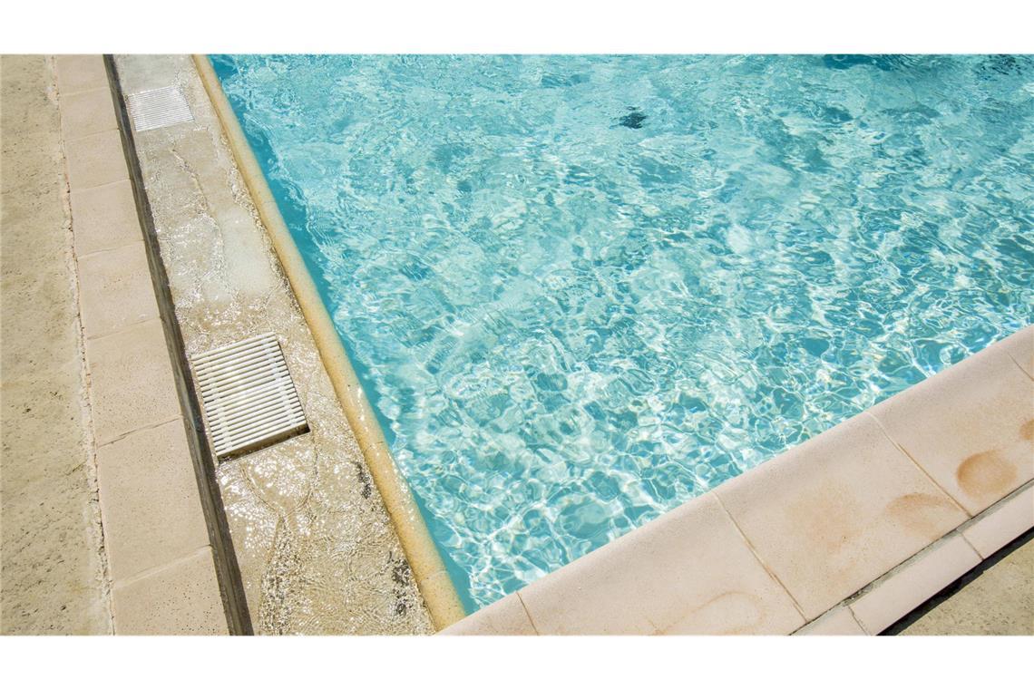 Zwei vermisste Kinder tot in Pool gefunden Die Leichen der beiden Kinder wurden in einem privaten Pool entdeckt. (Symbolbild)