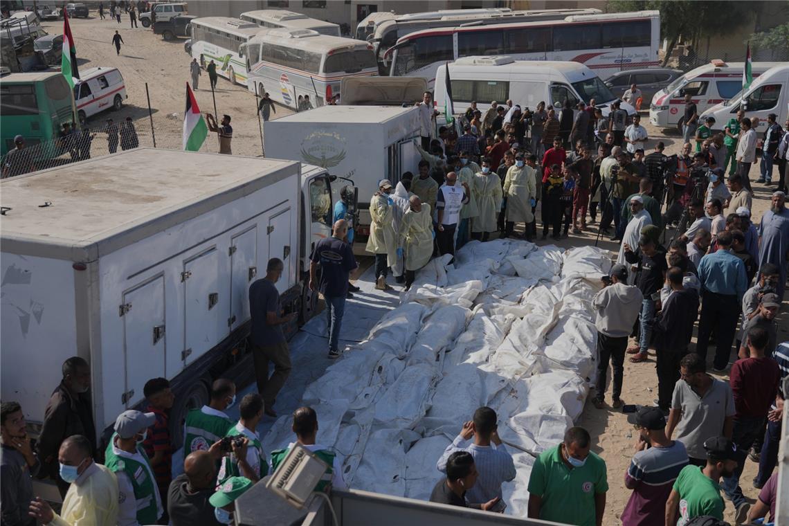 Die Leichen nicht identifizierter Palästinenser.