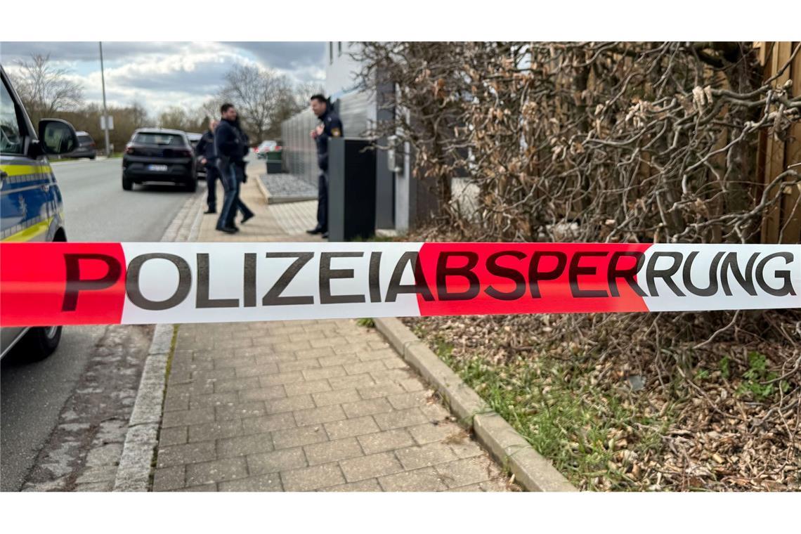 Die Leichen von einem Mann, einer Frau und einem Kind wurden in Pommelsbrunn bei Nürnberg gefunden.