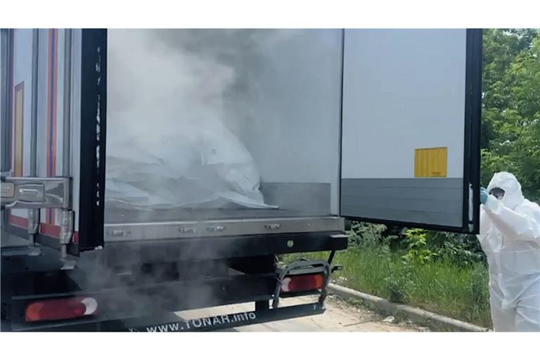 Die Leichen werden in  Kühlwägen transportiert.