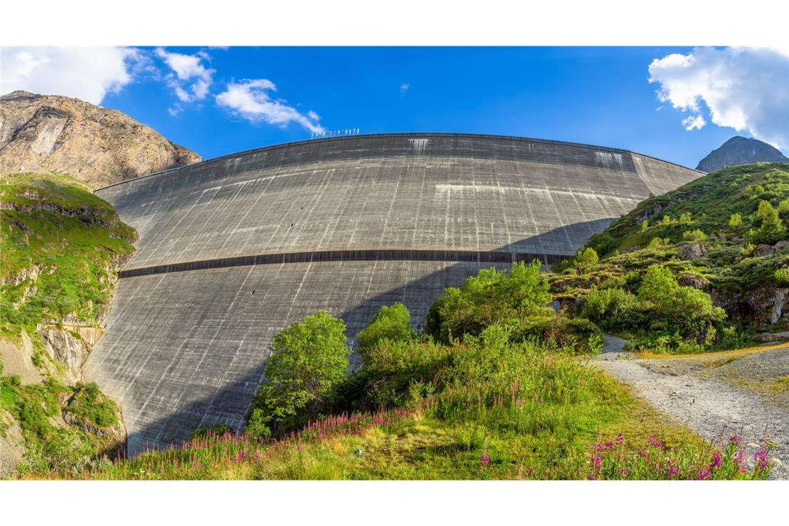 Zugang zu Grande Dixence nach einem Felssturz gesperrt Die Leistung des größten Kraftwerks der Stauanlage, Bieudron, entspricht ungefähr derjenigen eines AKW und kann innerhalb von nur drei Minuten dem Netz zur Verfügung gestellt werden.