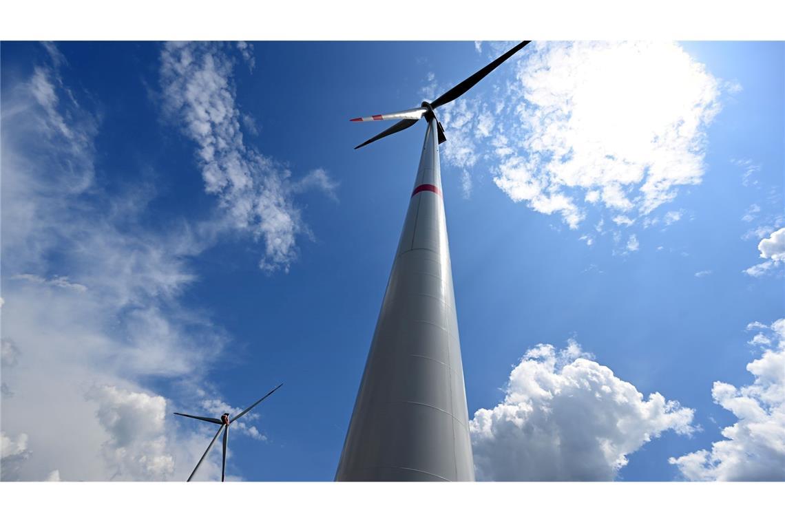 Die Leistung von Windrädern muss immer wieder gedrosselt werden.