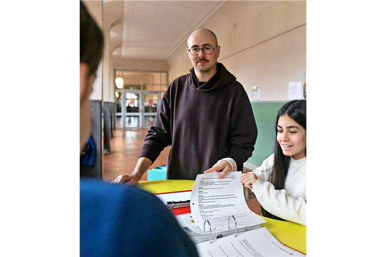 Die Lernbegleiter (im Bild Tobias Rapp) kümmern sich individuell um ihre Schülerinnen und Schüler.
