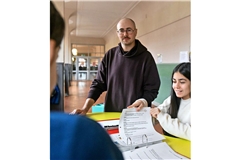 Die Lernbegleiter (im Bild Tobias Rapp) kümmern sich individuell um ihre Schülerinnen und Schüler.