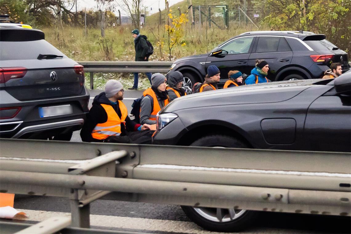 Kommentar: Übertriebener Vorwurf Die Letzte Generation bei einer Protestaktion auf einer Autobahn (Archivbild).
