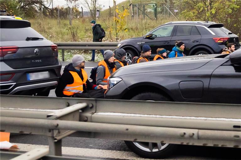 Die Letzte Generation bei einer Protestaktion auf einer Autobahn (Archivbild).