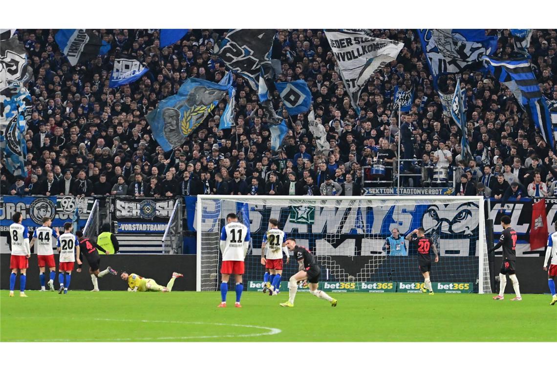 Die Leverkusener bejubeln Kofanes Treffer.