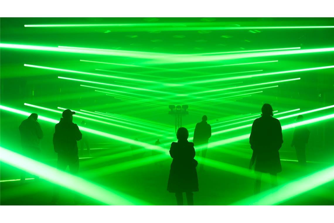 Bilder des Tages Die Licht-Musik-Show der Künstler Christopher Bauder und Kangding Ray ist die erste Ausstellung in der Halle "Transformator" auf dem "Dark Matter"-Gelände in Berlin.