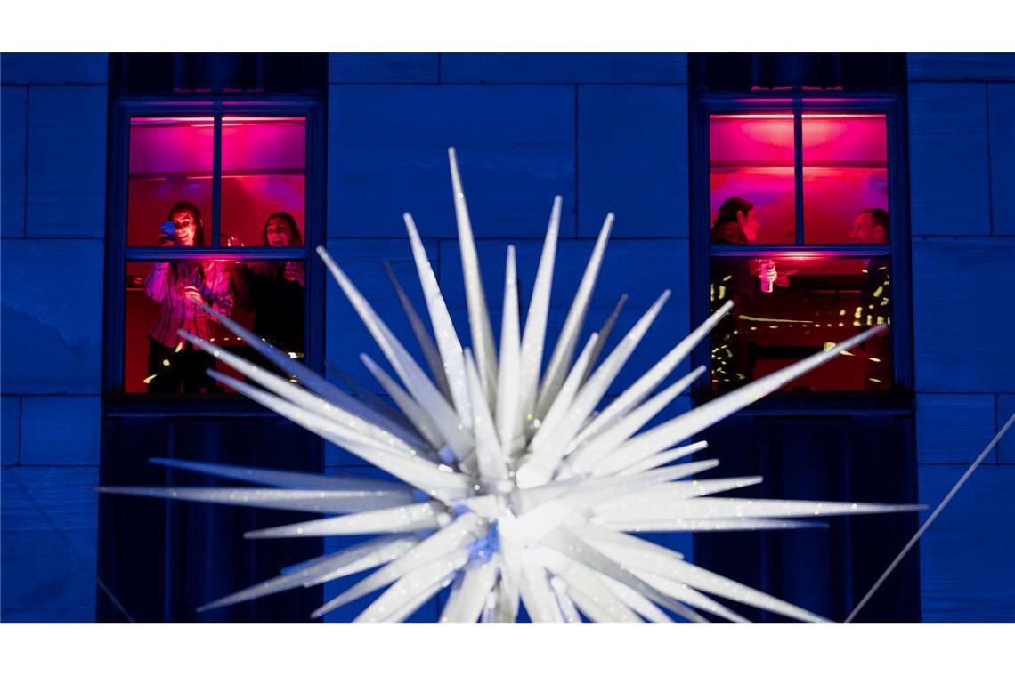 Die Lichter am Baum sind angeknipst.