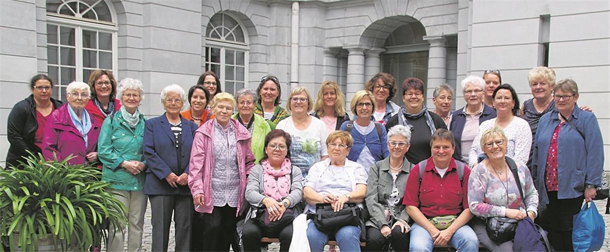 Die Liederkranz-Frauen haben Kulinarisches und Kultur genossen. Hier ist die Gruppe im Innenhof der Ansbacher Residenz zu sehen. Foto: privat