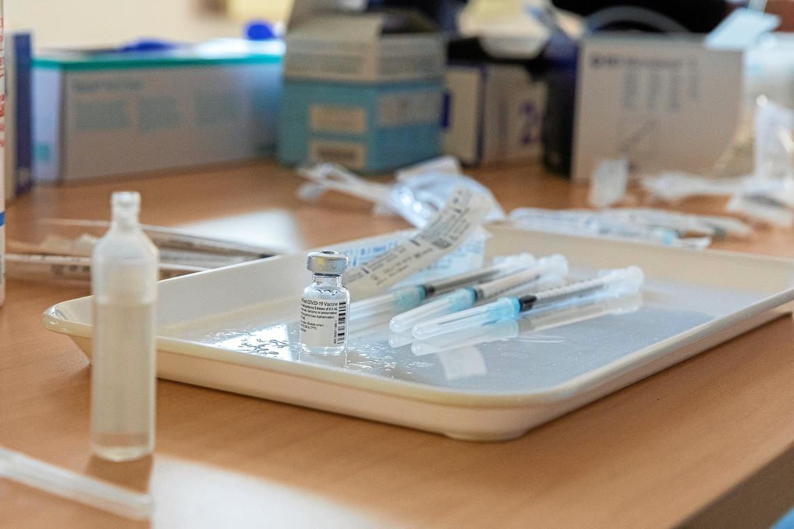 Viele wollen, aber der Impfstoff ist knapp Die Lieferung an Coronaimpfstoff, die die hiesigen Hausärzte erhalten, kann die Nachfrage bei Weitem nicht befriedigen. Die Mediziner gehen deshalb weitestgehend nach der offiziellen Priorisierung vor. Archivfoto: J. Fiedler