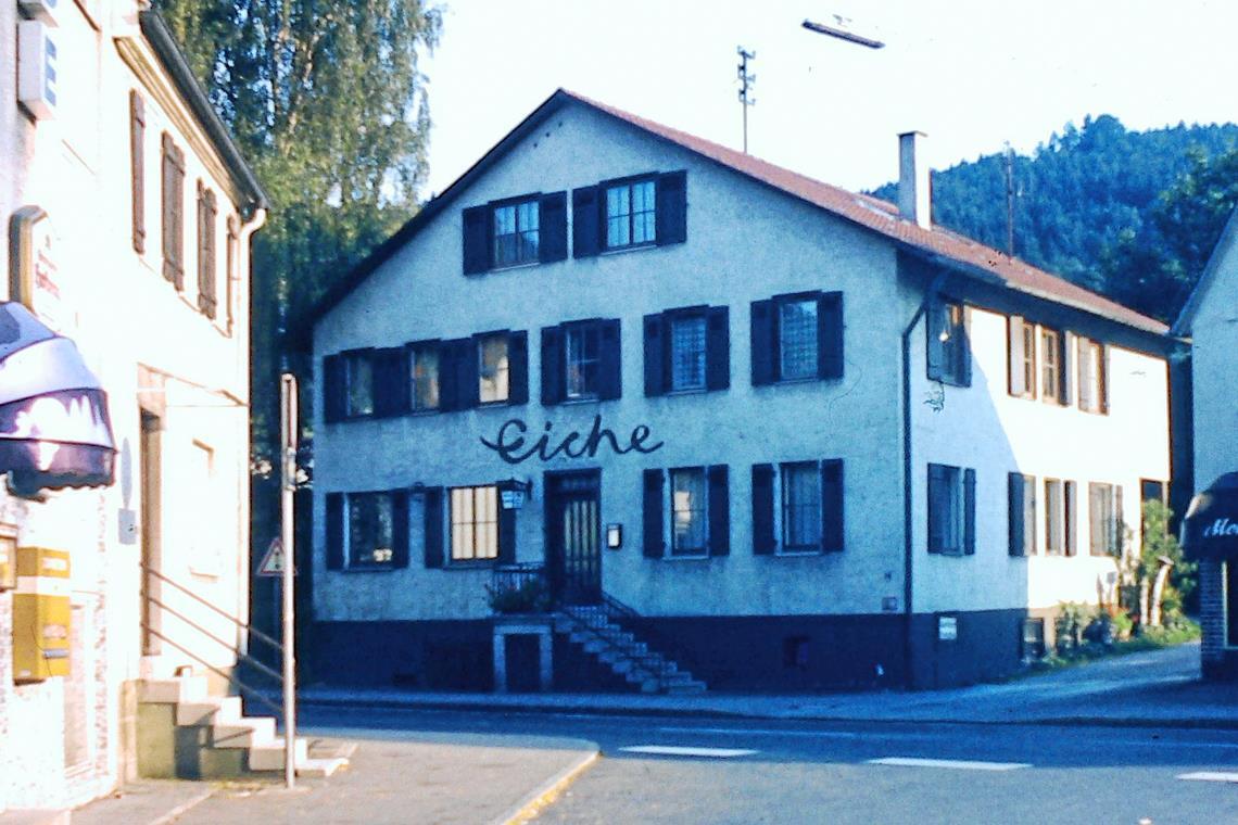 Nachtleben in Murrhardt: Legendäre Sessions und Gestalten Die Linde (links), früher Kneipe und Disco, lag gegenüber der Eiche, in der es früher noch selbst gemachten Birnen- und Apfelmost gab. Foto: MZ-Archiv