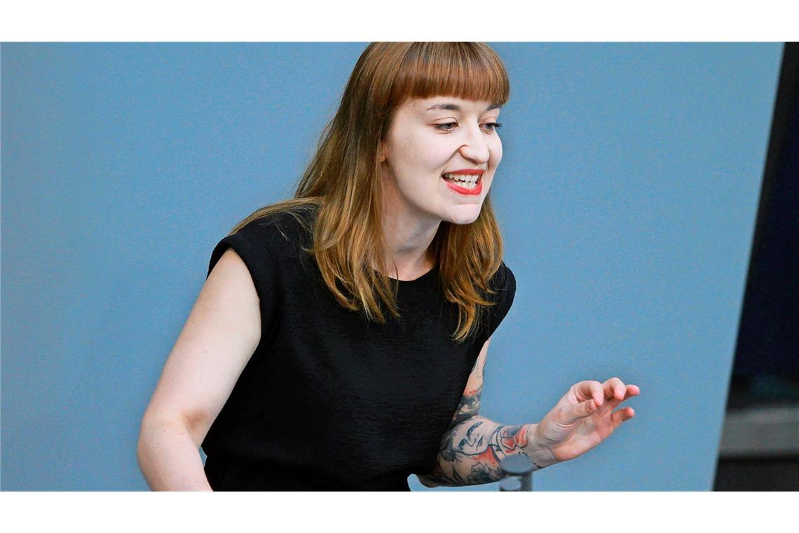 Heidi Reichinnek: Wutrede macht Linke zum Politik-Star Die Linken-Abgeordnete hat mit ihrer spontanen Antwort an Friedrich Merz im Netz viel Zustimmung gesammelt.