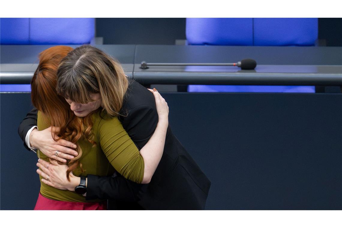 Die Linken-Abgeordnete Kathrin Gebel wird nach ihrer Rede getröstet.