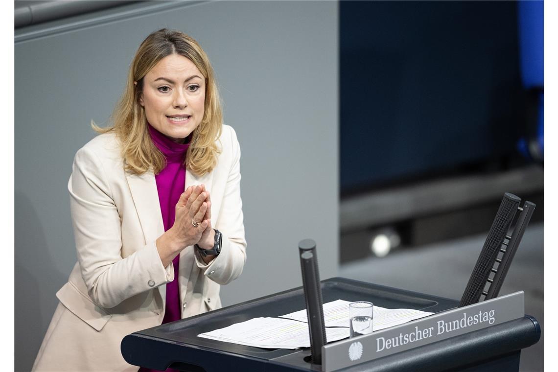 Die Linken-Politikerin Clara Bünger hat die Bundesregierung mit Blick auf den Krieg im Gazastreifen aufgefordert, das Völkerrecht zum Maßstab zu nehmen.