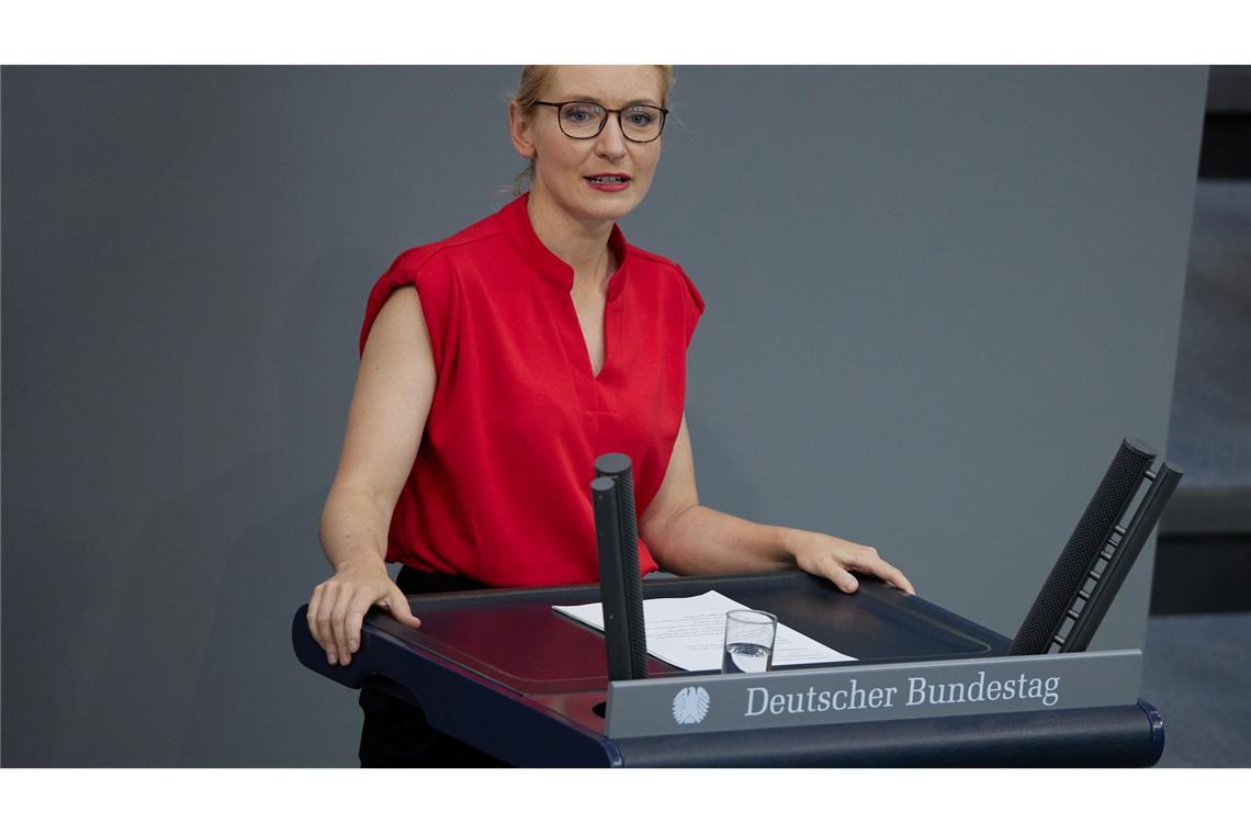 Die Linken-Vorsitzende Ines Schwerdtner fordert Spahns Rücktritt als Fraktionsvorsitzender der Union.