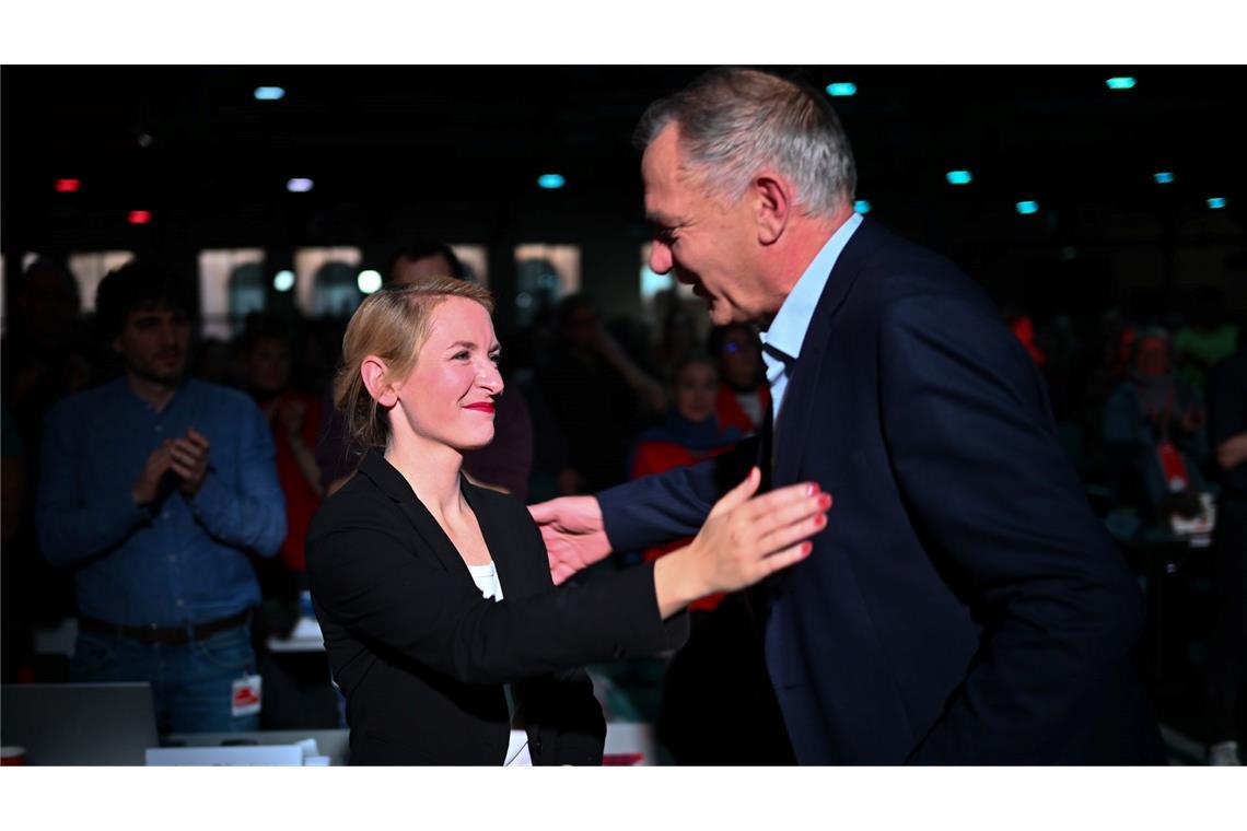 Linke als "coole Straßenkicker" im Wahlkampf Die Linken-Vorsitzenden Ines Schwerdtner und Jan van Aken ernteten beim Parteitag Jubel der Delegierten.