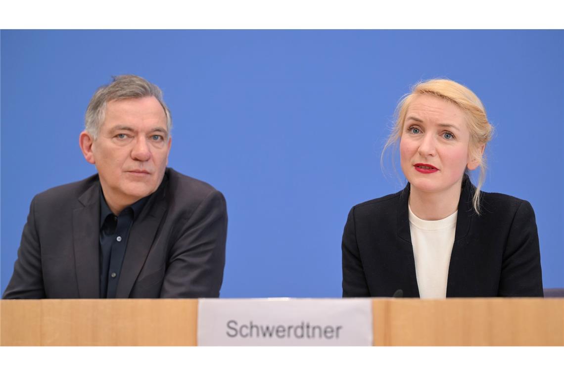 Die Linkenvorsitzenden Jan van Aken und Ines Schwerdtner gehen auf Distanz zu einem Beschluss des eigenen Jugendverbands zu Israel. (Archivbild)