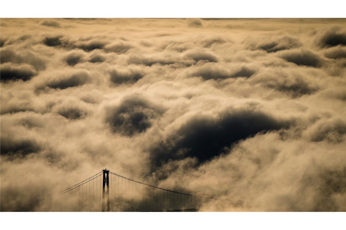 Bilder des Tages Die Lions Gate Bridge in Vancouver, B.C., in Kanada ragt aus dem Nebel.