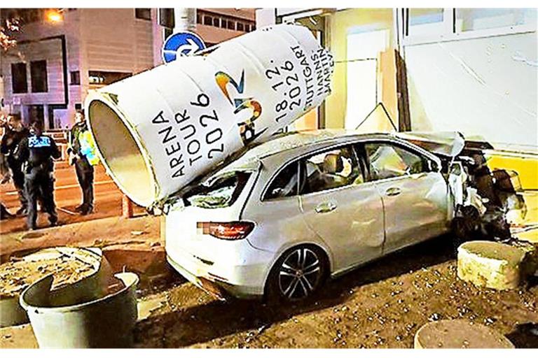 Die Litfaßsäule landete auf dem Dach des Autos.