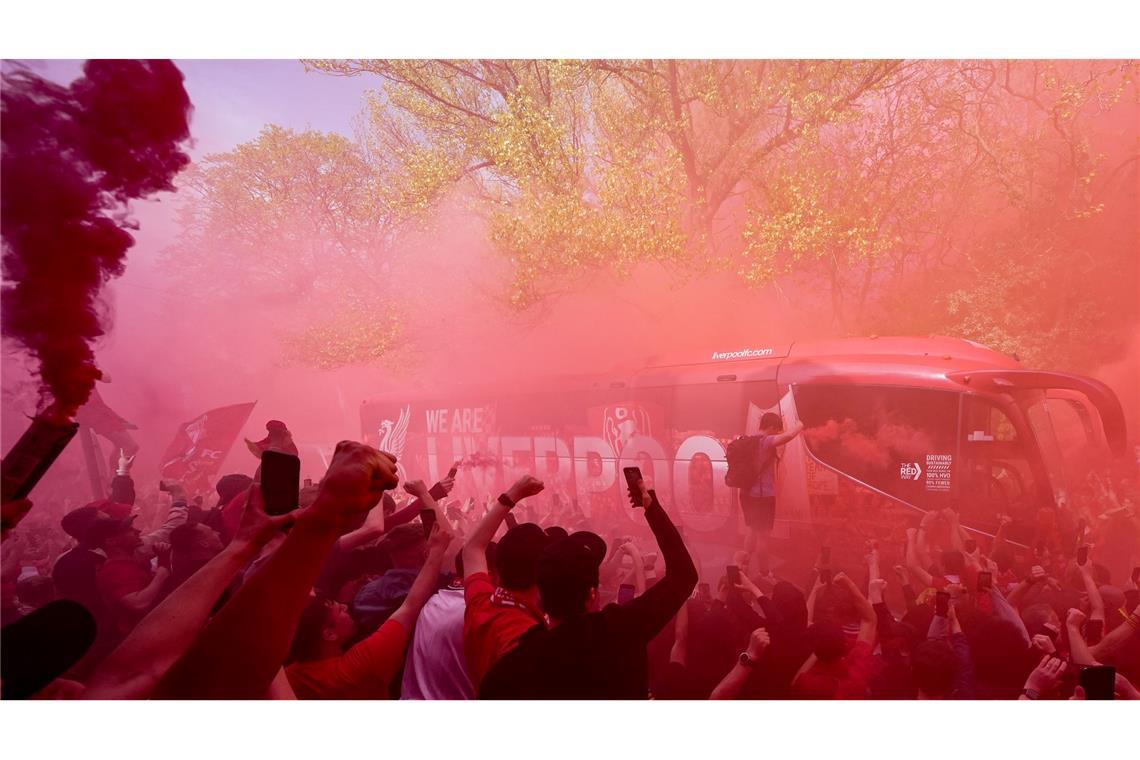 Selfie-Jubel und Tränen in Anfield: Liverpool ist Meister Die Liverpool-Fans hatten ihrem Team vor dem Spiel einen spektakulären Empfang bereitet.