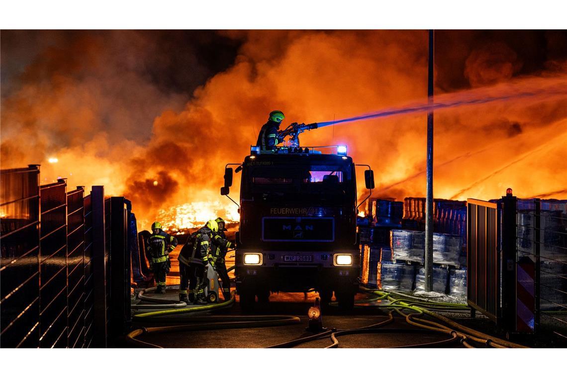 Großbrand im Münsterland - Firmenhallen zerstört Die Löscharbeiten dauerten am Morgen weiter an.