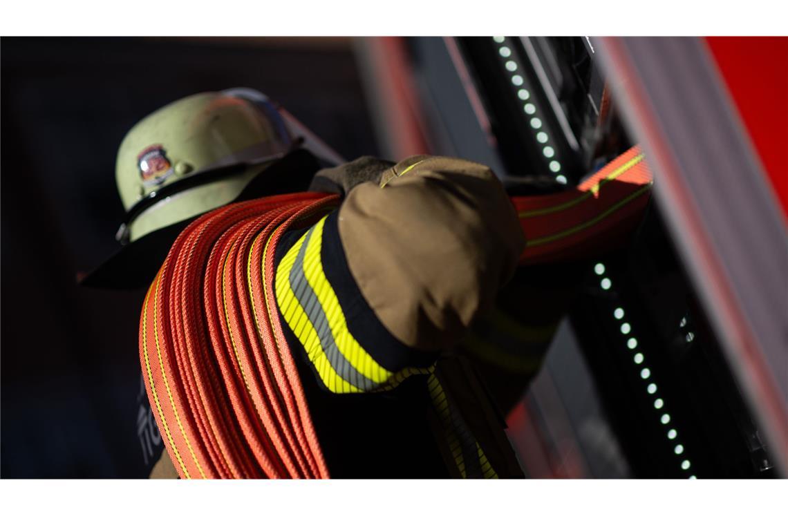 Scheune brennt nieder – 400.000 Euro Schaden Die Löscharbeiten der Feuerwehr in Königsbronn dauerten knapp sechs Stunden. (Symbolfoto)