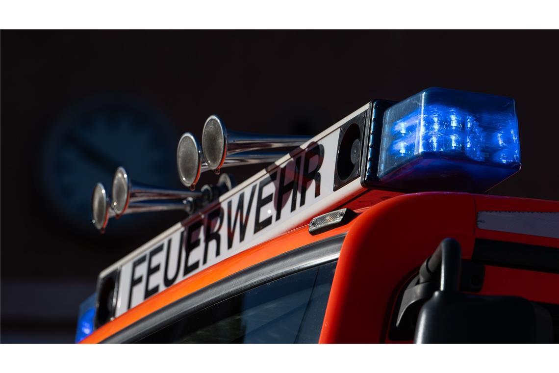 Die Löscharbeiten der Feuerwehr laufen noch. (Symbolfoto)
