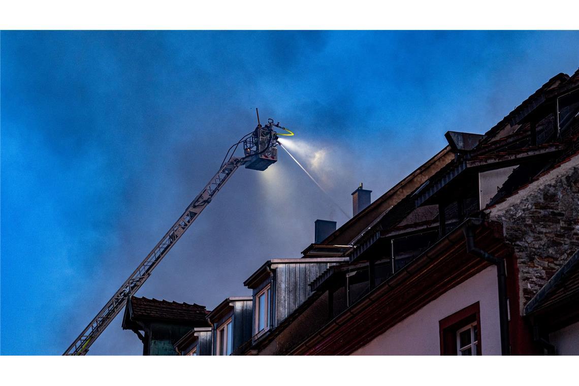 Großbrand in Villingen-Schwenningen - Gebäude eingestürzt Die Löscharbeiten waren aufgrund der engen Gassen und des dichten Altbaubestandes herausfordernd.