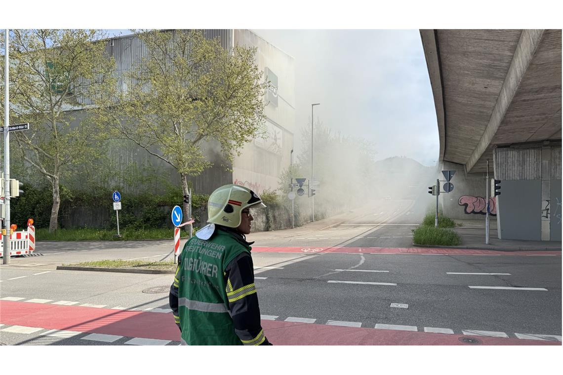 Großeinsatz bei Brand auf Wertstoffhof – Sicht auf B28 eingeschränkt Die Löscharbeiten werden wohl noch bis in den Abend andauern.