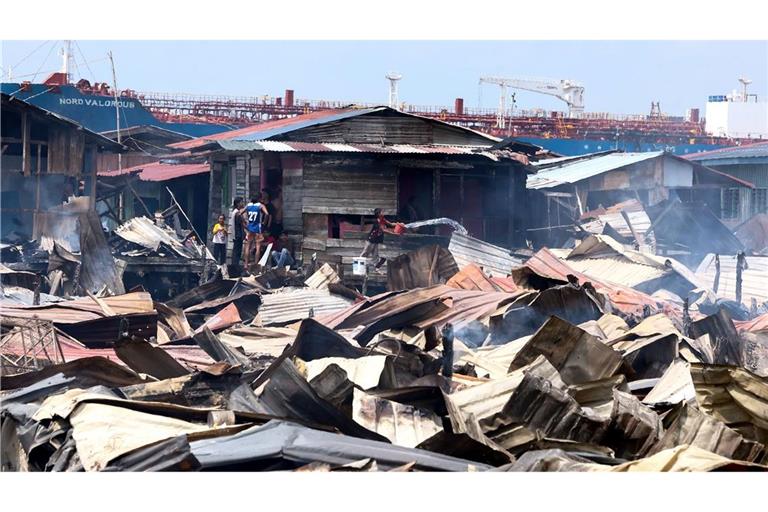 Die Löscharbeiten wurden nach Angaben von Einsatzkräften durch enge Zufahrten, starken Wind und eingeschränkten Zugang zu Wasser bei Ebbe erschwert.