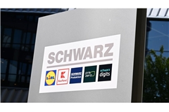 Die Logos der zur Schwarz-Gruppe gehörenden Unternehmen am Firmensitz in Necksulm.