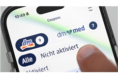 Die Logos von dm und der Online-Apotheke dm-med erscheinen im Bereich «Coupons» der dm-App auf einem Smartphone (Symbolfoto).